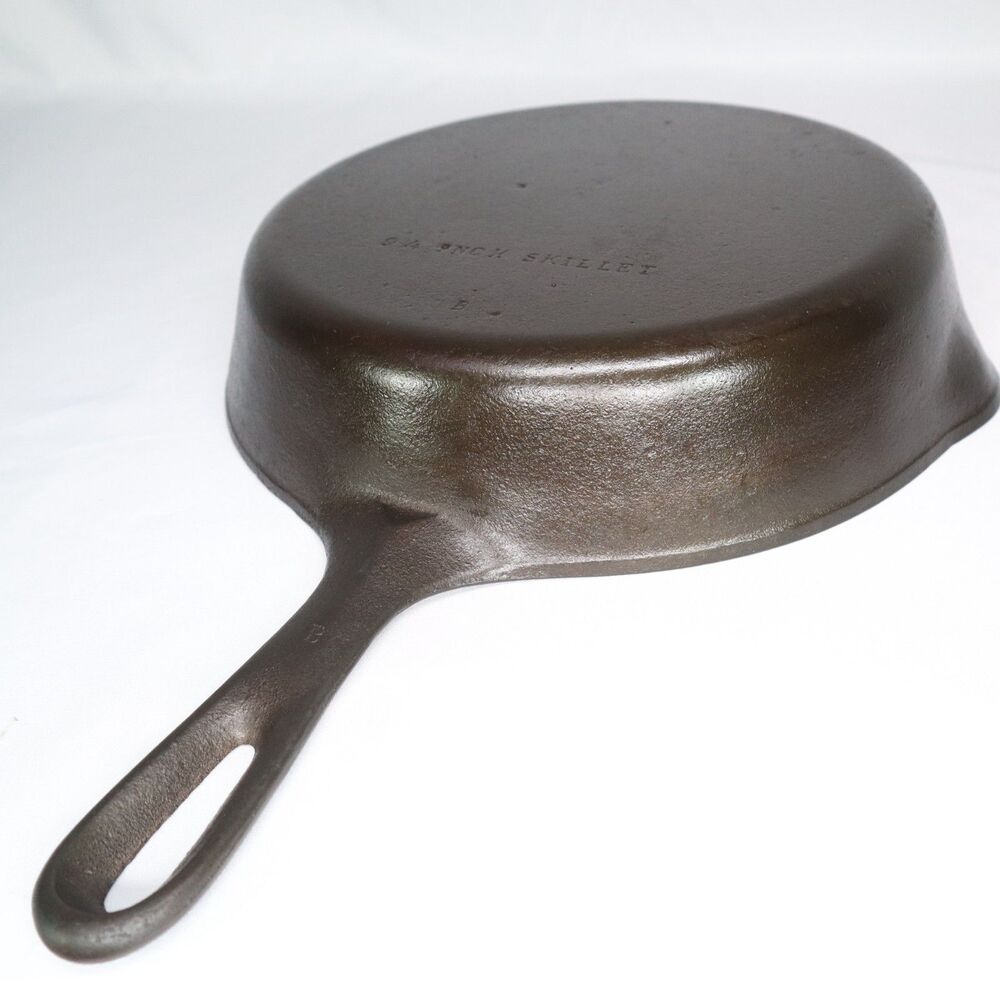 Cast Iron #7 Round Skillet Frying Pan 9 3/4". B with spouts